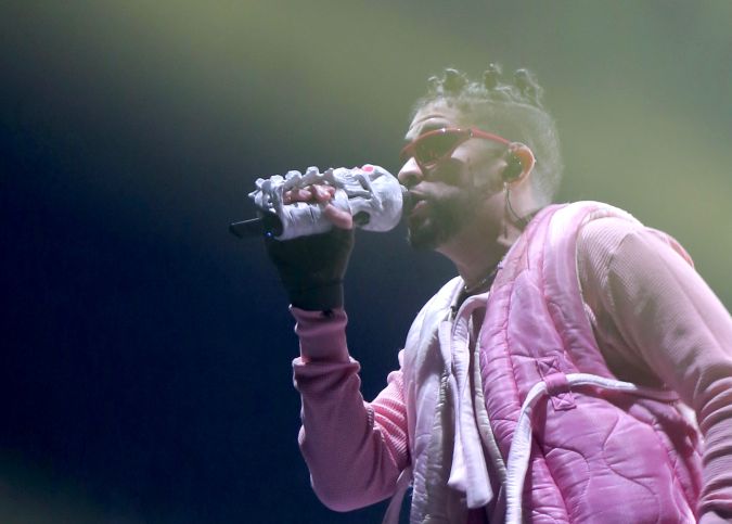 "Bad Bunny, el ícono de la música global, ha conquistado al mundo con su estilo único. Descubre su historia, su impacto en la música latina y cómo ha mantenido su vida personal en el misterio.