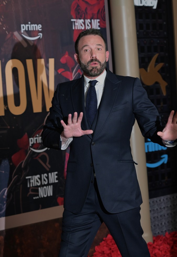 Incendios, drones y tensión: Ben Affleck enfrenta días complicados tras la visita del FBI y la policía en su residencia.
