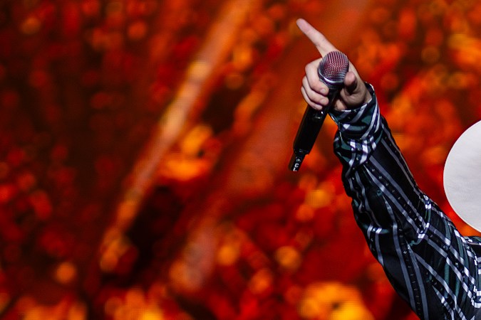 Carin León muestra madurez ante rumores infundados y sus fans lo aplauden