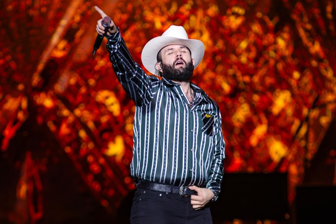 Carin León muestra madurez ante rumores infundados y sus fans lo aplauden