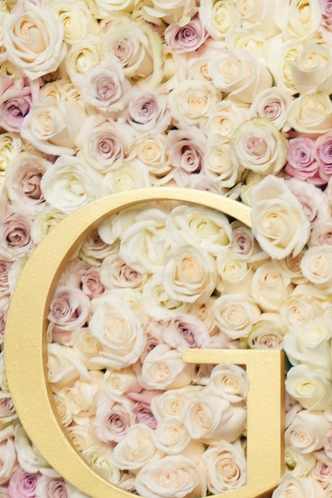 Cristin Milioti apuesta por la elegancia clásica en los Golden Globe 2025 con un vestido negro y guantes, canalizando el estilo atemporal de Hollywood.