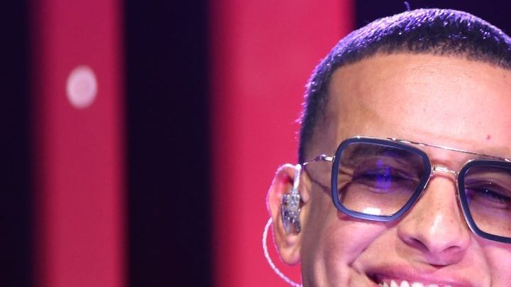 Esposa de Daddy Yankee asegura ser "hostigada" por el cantante y sus abogados.