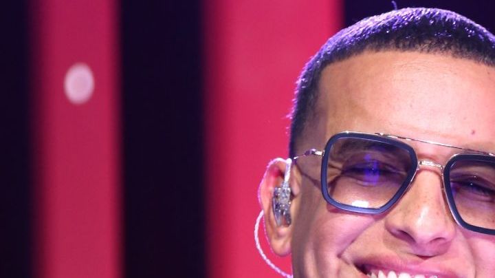 Esposa de Daddy Yankee asegura ser "hostigada" por el cantante y sus abogados.