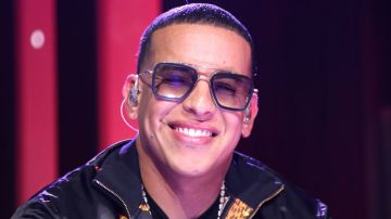 Esposa de Daddy Yankee asegura ser "hostigada" por el cantante y sus abogados.