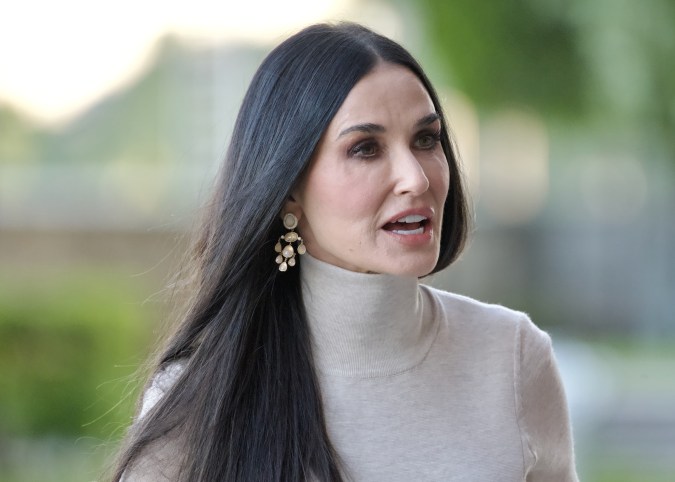 Demi Moore, ícono de Hollywood, celebra más de 45 años de carrera con su primera nominación al Oscar 2025 por The Substance.