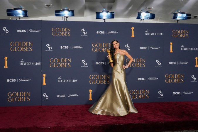 Demi Moore en la alfombra de los golden globes