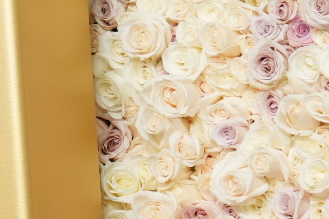 Eiza González deslumbra en los Golden Globe 2025 con un look sofisticado y moderno, reafirmando su lugar como referente de estilo en Hollywood.