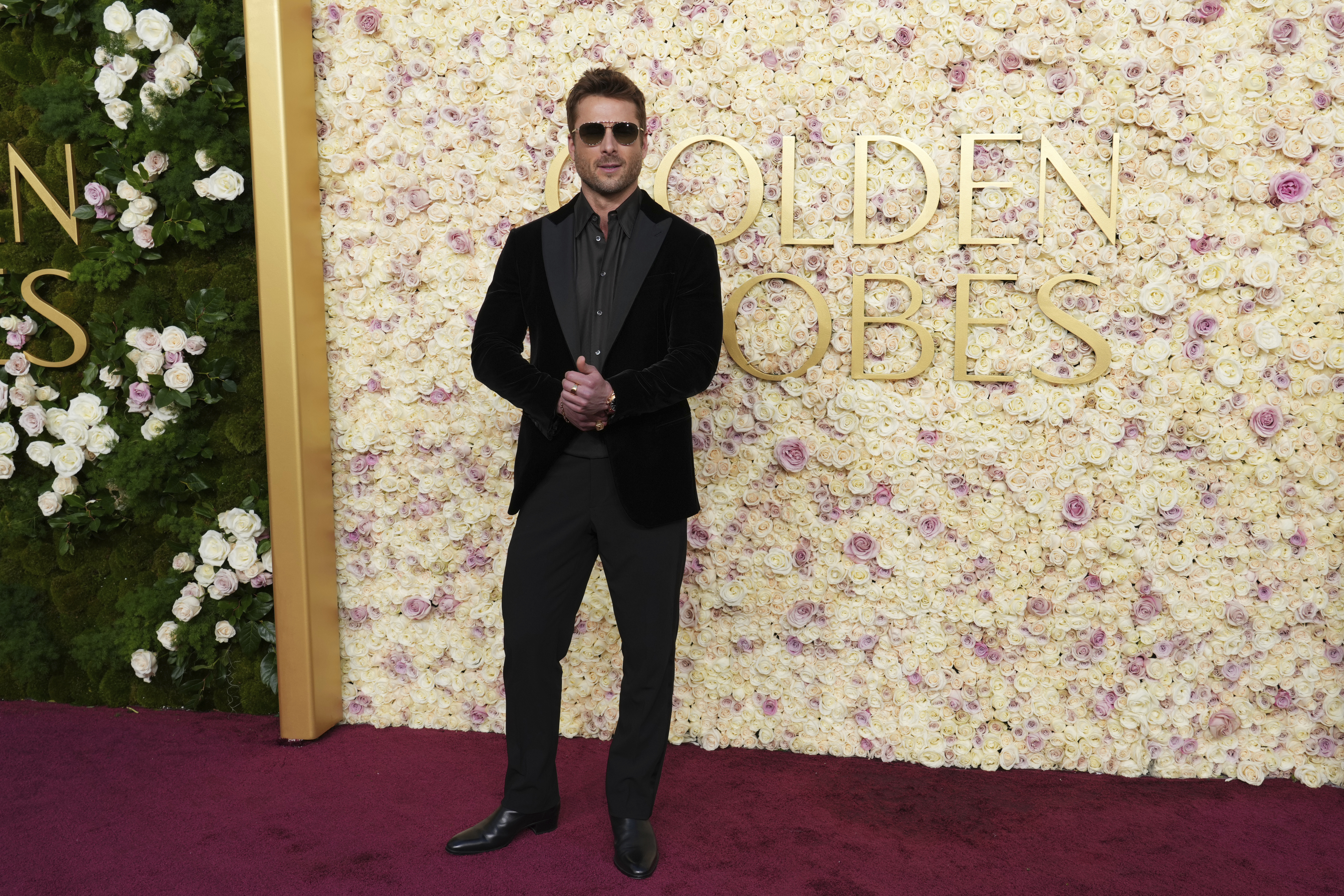 Glenn Powell sorprende con elegancia en los Golden Globe 2025, luciendo una chaqueta de terciopelo marrón oscuro y destacando su estilo moderno.