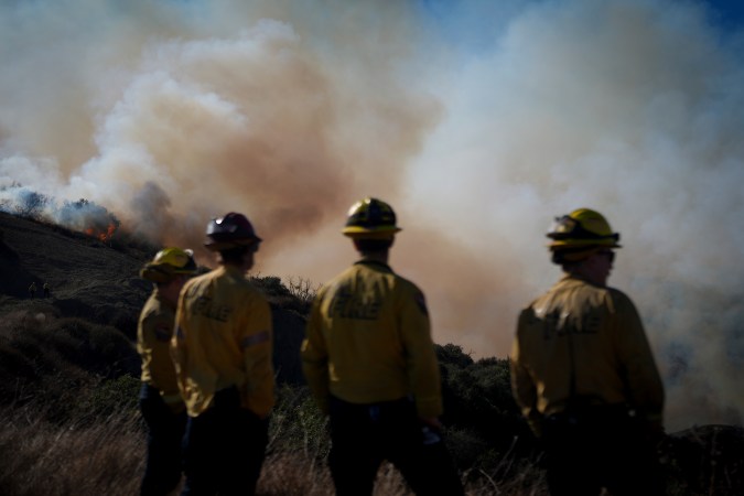 Bomberos monitoreando el incendio