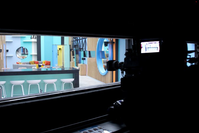 El reality La Casa de los Famosos desata controversia nuevamente. Conoce cómo la rivalidad entre Laura Bozzo y Maripily Rivera ha sacudido a sus seguidores.