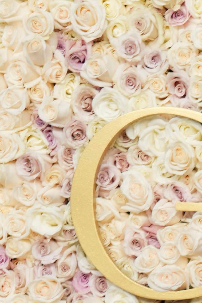 Mario Lopez regresa a las premiaciones con un traje clásico y sofisticado, demostrando la elegancia masculina atemporal.