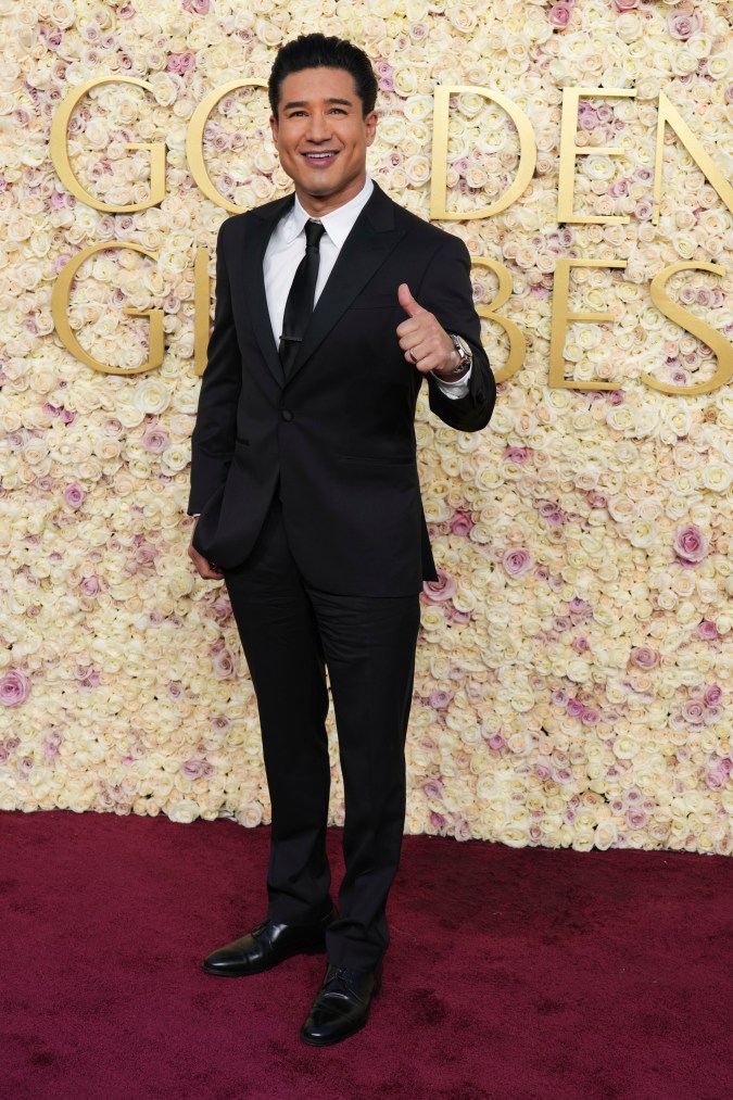 Mario Lopez regresa a las premiaciones con un traje clásico y sofisticado, demostrando la elegancia masculina atemporal.
