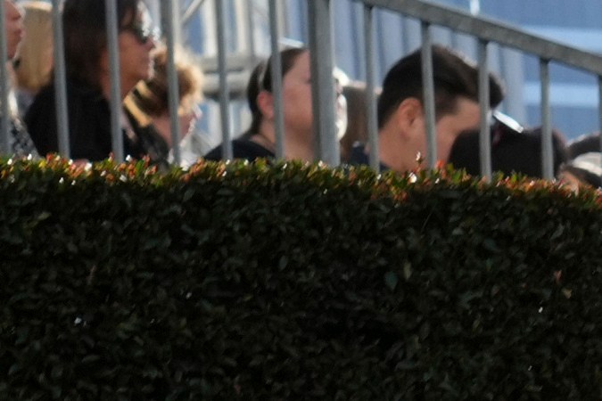 Mindy Kaling brilla en los Golden Globe 2025 con un deslumbrante vestido dorado de Ashi Studio, destacando su elegancia y estilo glamuroso.