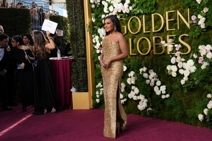 Mindy Kaling brilla en los Golden Globe 2025 con un deslumbrante vestido dorado de Ashi Studio, destacando su elegancia y estilo glamuroso.