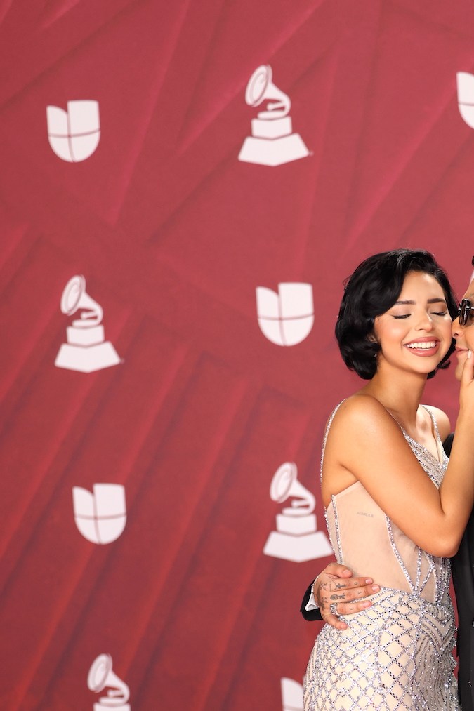 Sharza Moriel comparte fotos de su embarazo y deja entrever que Christian Nodal es el padre. ¡Descubre los detalles!