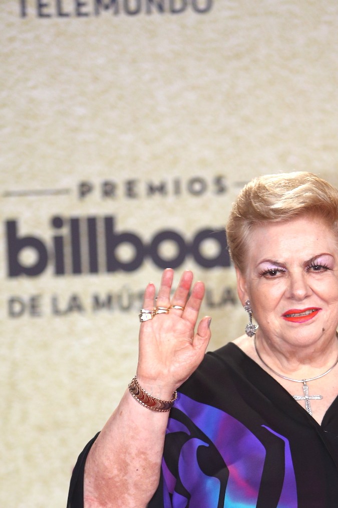 La cantante mexicana preocupa al público tras presentarse en un evento público visiblemente fatigada y con oxígeno.