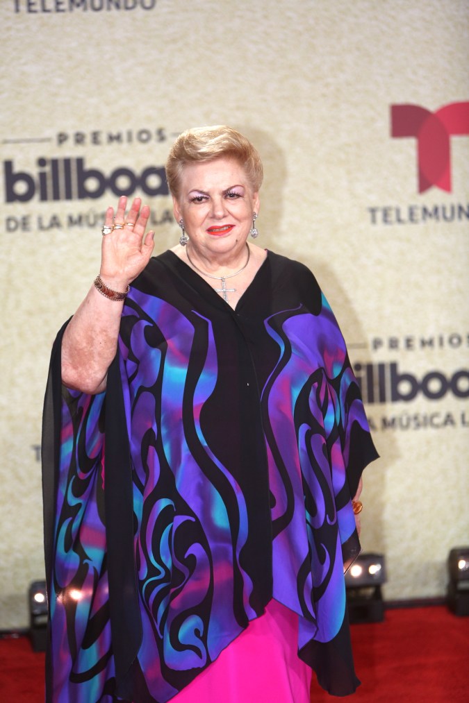 La cantante mexicana preocupa al público tras presentarse en un evento público visiblemente fatigada y con oxígeno.