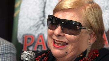 La salud de Paquita la del Barrio genera incertidumbre tras ser vista utilizando oxígeno en una firma de autógrafos.