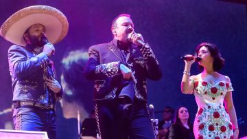 Pepe Aguilar Cantando junto a Angela y NODAL