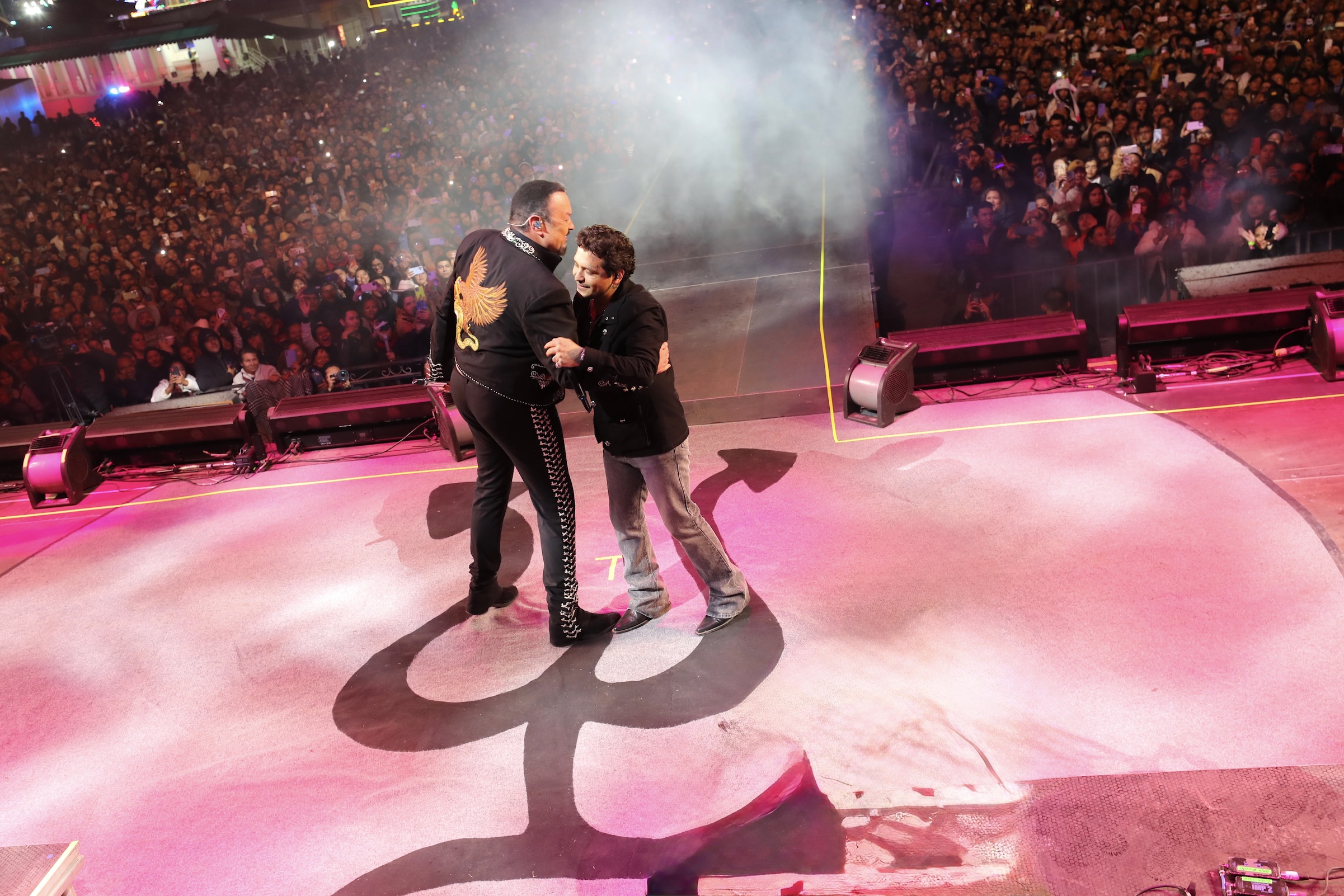 Pepe Aguilar cantando en concierto de Queretaro junto a Nodal