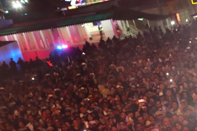 Pepe Aguilar cantando en concierto de Queretaro junto a Nodal