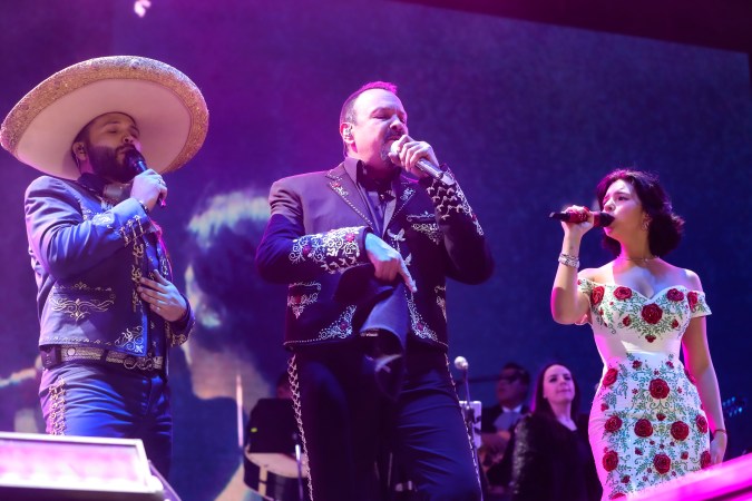 La cantante Majo Aguilar envía un mensaje directo a Pepe y Ángela Aguilar, destacando su importancia en su vida y pidiendo respeto hacia ellos.