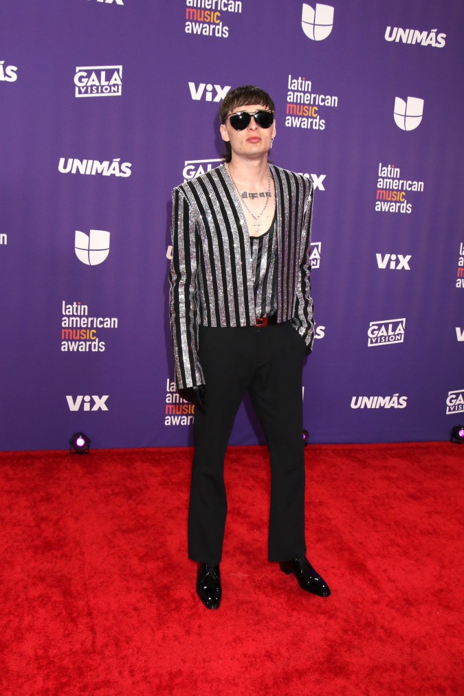 El éxito de Peso Pluma continúa creciendo, y ahora también se involucra en causas benéficas como FireAid, un concierto destinado a recaudar fondos para los afectados por los incendios en California.