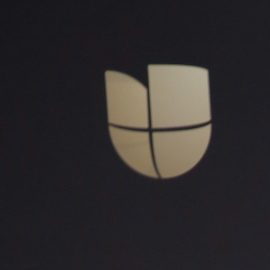 Mientras Ricardo Montaner guarda silencio, la mujer acusada de vandalismo rompe el suyo y afirma tener pruebas para defender su reclamo.