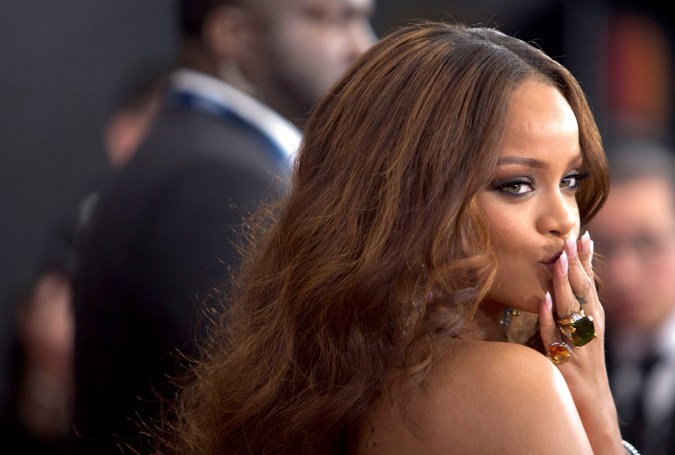 Rihanna podría regresar a la música este 2025 con una explosiva colaboración junto a Karol G. Descubre todo sobre este rumor.