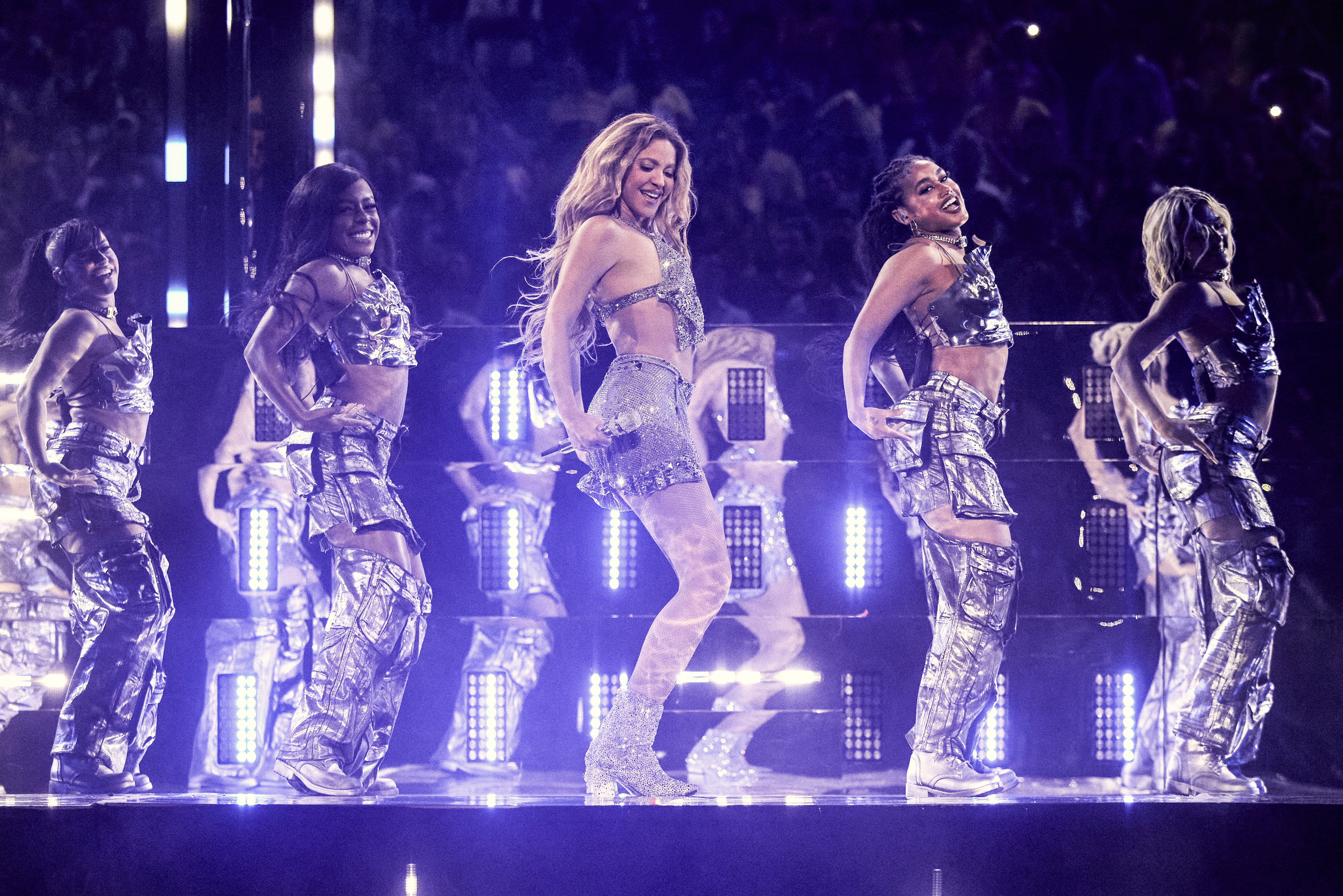 Shakira con su cuerpo de baile en concierto