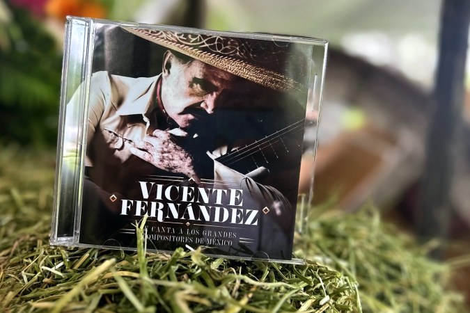 Descubre cómo Vicente Fernández logró convertirse en "El Charro de Huentitán" con más de 100 álbumes y múltiples premios internacionales.