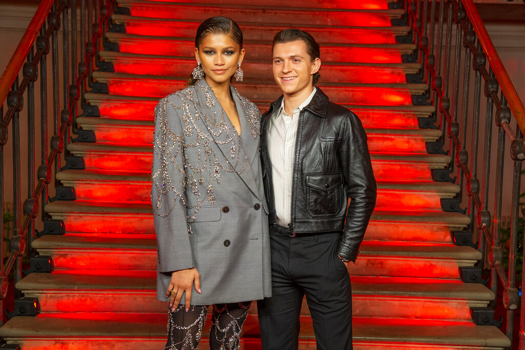 Zendaya y Tom Holland posan para los fotógrafos en la sesión fotográfica de la película 'Spider-Man: No Way Home' en Londres el domingo 5 de diciembre de 2021.