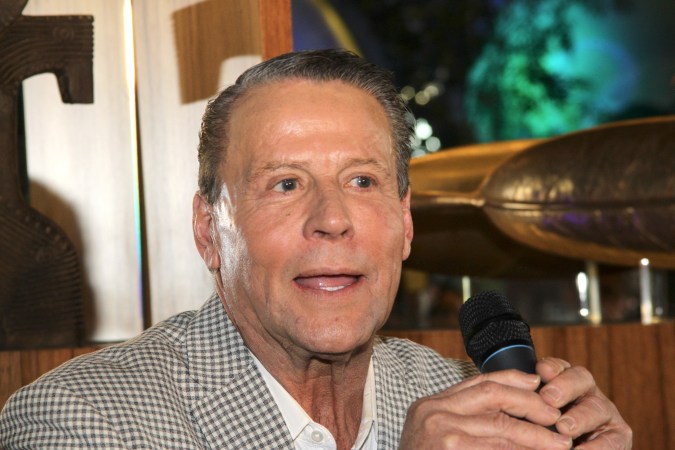 Alfredo Adame, conocido por su personalidad explosiva y sus controversias, vuelve a la casa más famosa de la televisión. ¿Será capaz de controlar su temperamento o lo veremos protagonizar nuevos enfrentamientos épicos? Alicia Machado
