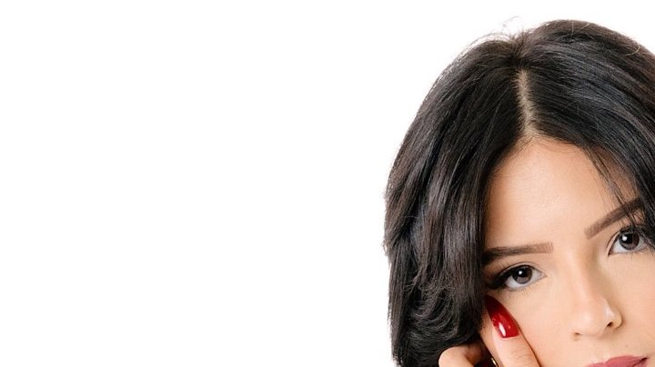 Así luce Ángela Aguilar con el cabello rubio y largo.