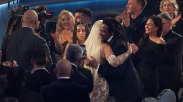 Jay Z y Beyoncé celebrandoel logro de la cantante