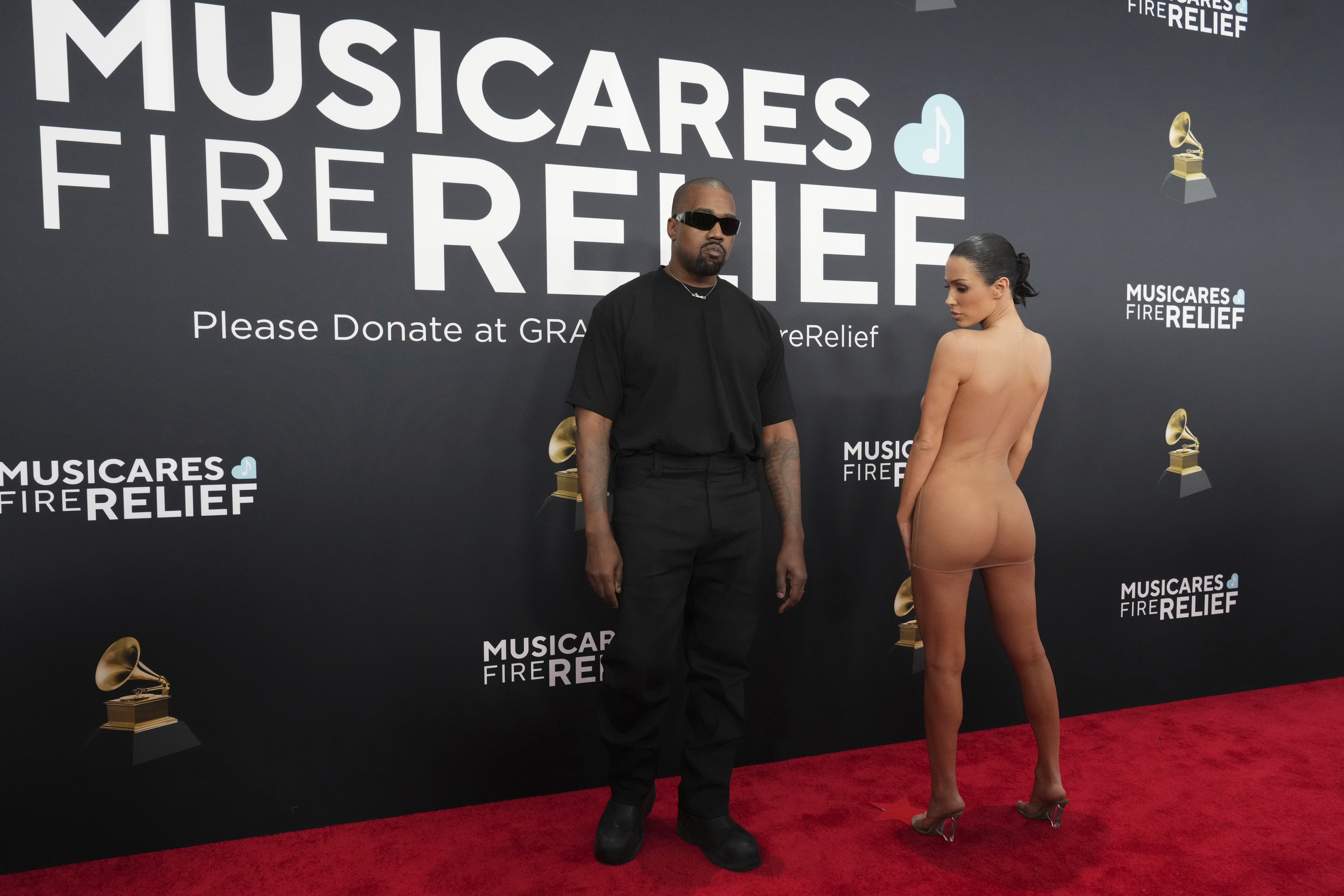 Kanye West y Bianca Censori marcan tendencia en los Grammy 2025 con una aparición que nadie olvidará.