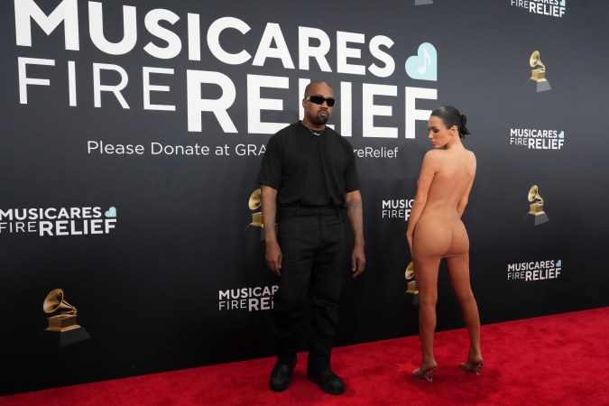 Kanye West y Bianca Censori marcan tendencia en los Grammy 2025 con una aparición que nadie olvidará.