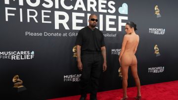 Bianca Censori y Kanye West hicieron su entrada triunfal en los Premios Grammy 2025, cuando ella sorprendió a todos con un vestido extremadamente transparente