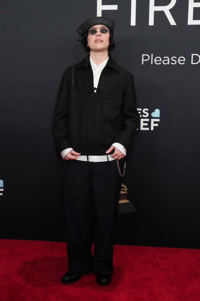 Billie Eilish en la alfombra roja de los Grammy 2025