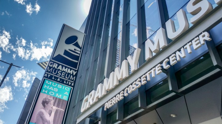 Conoce todos los detalles sobre las actuaciones más esperadas de los Grammy 2025, incluyendo a Shakira, Sabrina Carpenter y más.