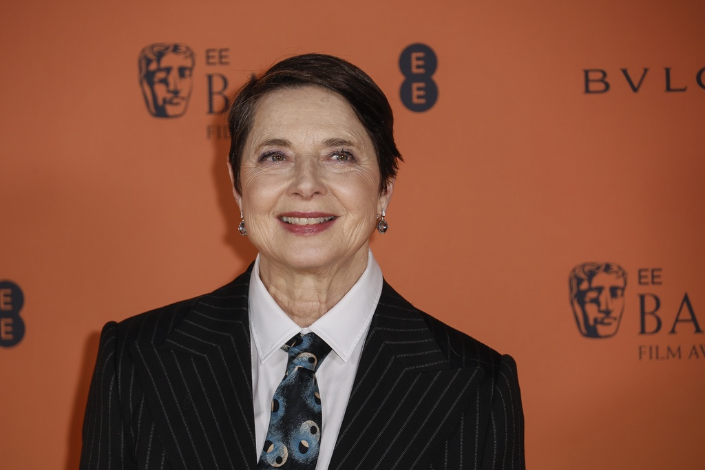 Isabella Rossellini posa para los fotógrafos a su llegada a la fiesta de nominados al BAFTA el sábado 15 de febrero de 2025 en Londres.