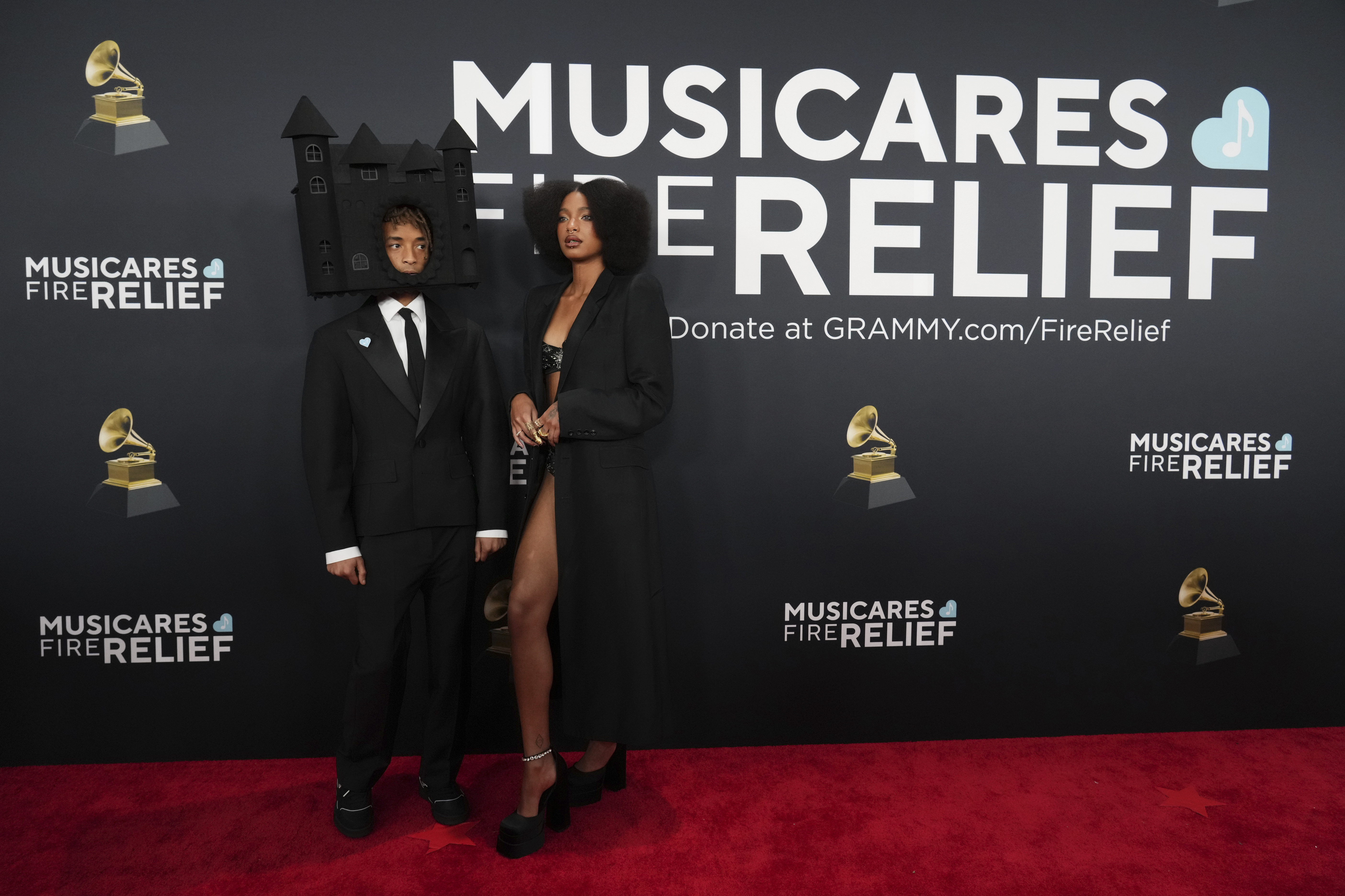 Fiel a su estilo extravagante, los hermanos Smith llegaron juntos a la Alfombra oja de los Grammy