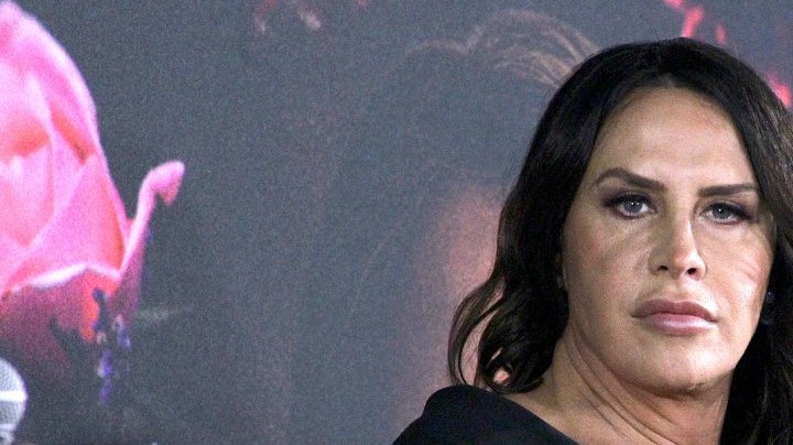 Karla Sofía Gascón se responsabiliza por sus polémicos comentarios.
