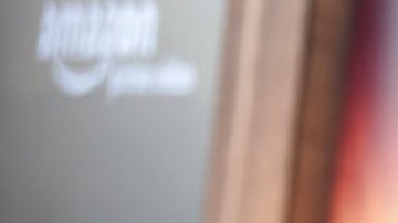 Esposo de Lilly Collins la defiende de críticas después de anunciar el nacimiento de su hija.
