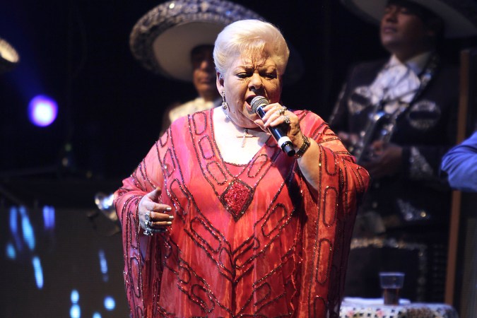 Paquita la del Barrio cantando