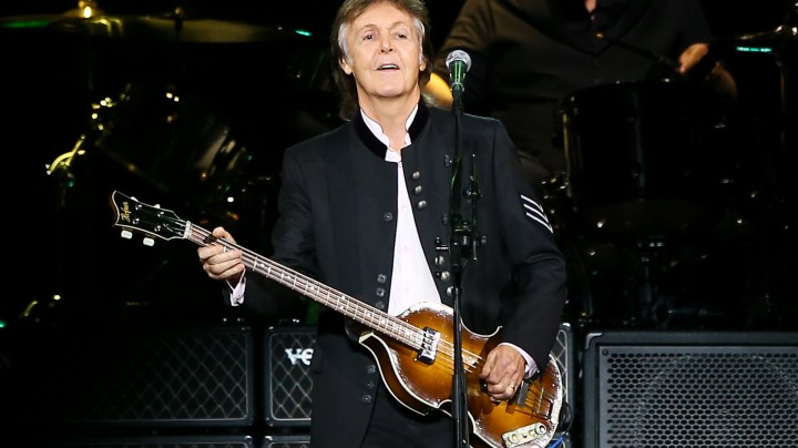 Centenares de fans hicieron fila para ver a Paul McCartney en un concierto sorpresa en Nueva York. Aquí te contamos todo lo que pasó,
