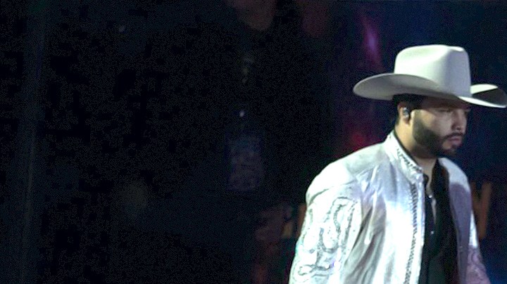 Pepe Aguilar y sus hijos.