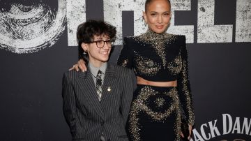 Emme Muñiz, a la izquierda, y Jennifer Lopez asisten al estreno en Broadway de "Otelo" de William Shakespeare en el Teatro Barrymore el domingo 23 de marzo de 2025 en Nueva York. (Foto de CJ Rivera/Invision/AP)