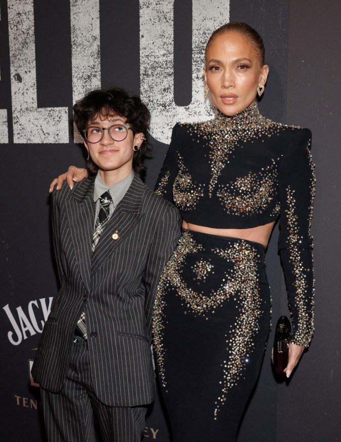 Emme Muñiz, a la izquierda, y Jennifer Lopez asisten al estreno en Broadway de "Otelo" de William Shakespeare en el Teatro Barrymore el domingo 23 de marzo de 2025 en Nueva York. (Foto de CJ Rivera/Invision/AP)