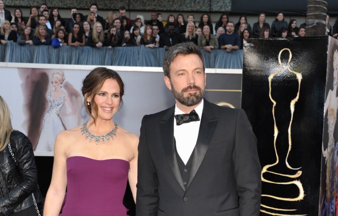 Los actores Jennifer Garner (izquierda) y Ben Affleck llegan a los Oscar.